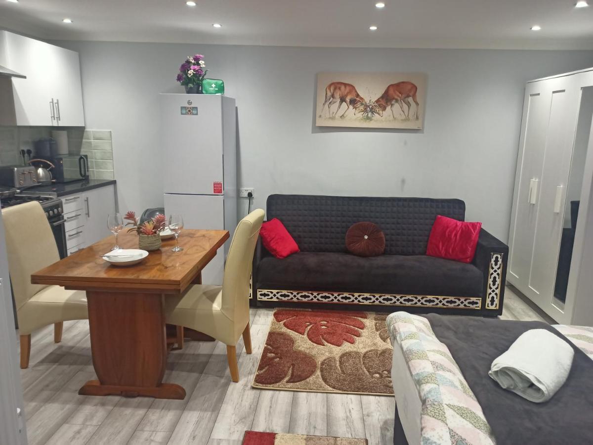 Homey Studio In Newport Perfect For Couples & Travelers Екстер'єр фото