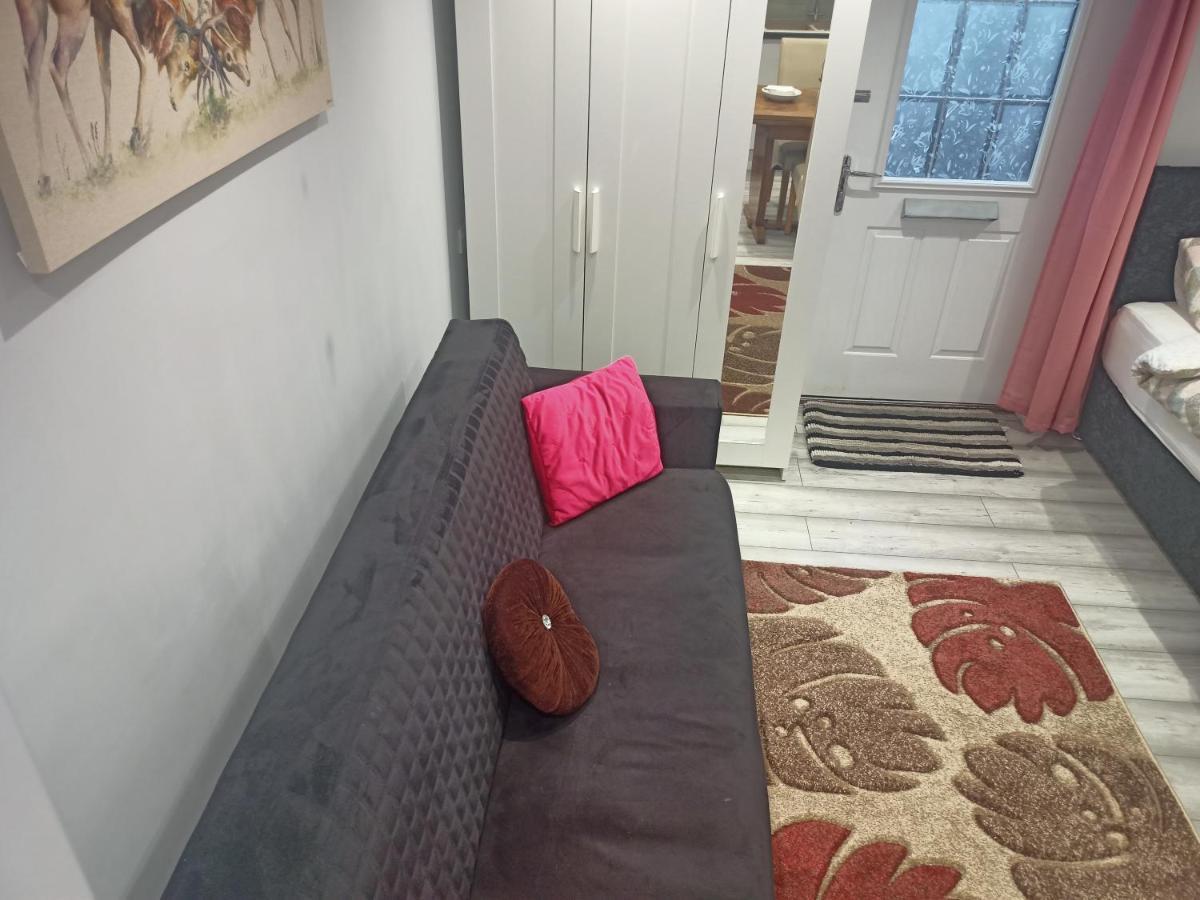 Homey Studio In Newport Perfect For Couples & Travelers Екстер'єр фото