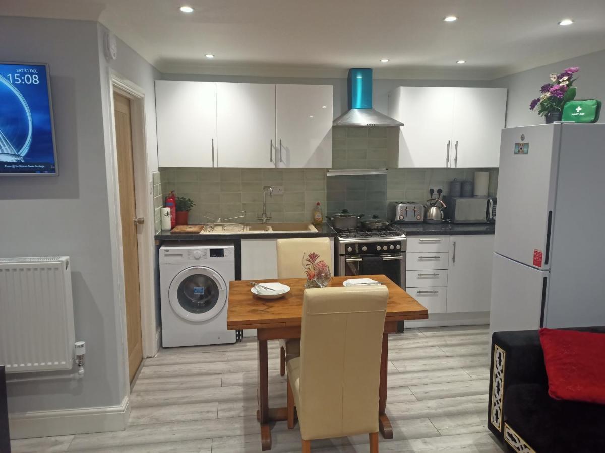 Homey Studio In Newport Perfect For Couples & Travelers Екстер'єр фото