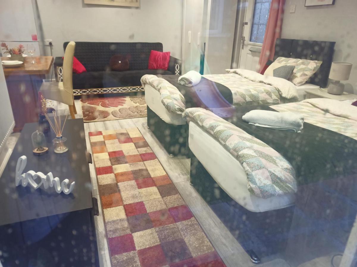 Homey Studio In Newport Perfect For Couples & Travelers Екстер'єр фото